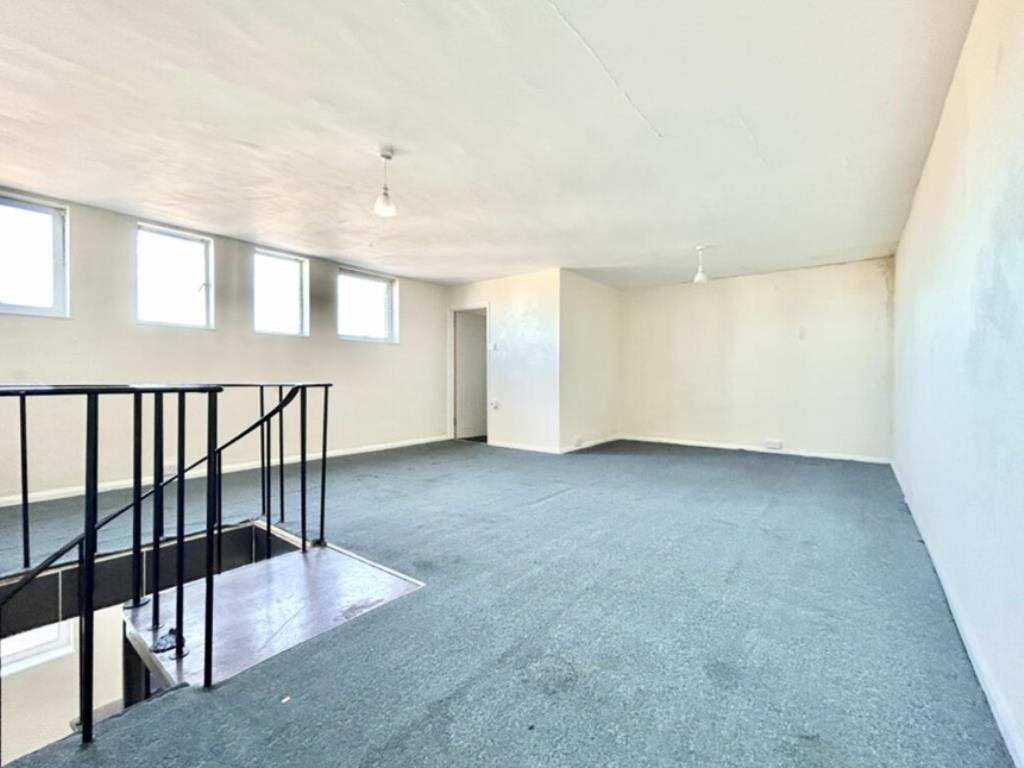 Lot: 93 - TOWN CENTRE FLAT FOR REFURBISHMENT - Bedroom